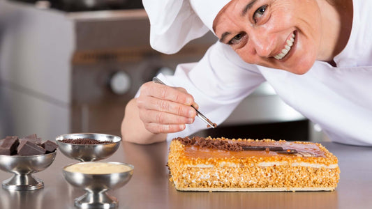 Pâtissier en atelier préparant des viennoiseries – salaire pâtissier débutant