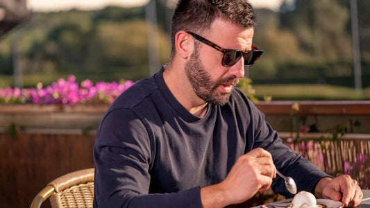 Un Homme Dîne En Plein Air Avec Un Dessert Par Une Journée Ensoleillée