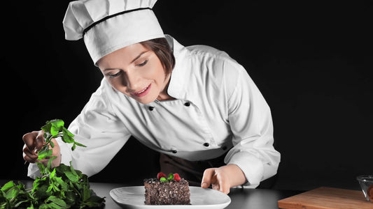 Étudiant en formation BM pâtisserie préparant un entremets complexe