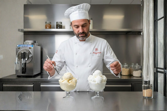 Gros plan comparatif entre une glace artisanale dense et une glace industrielle aérée, soulignant les différences de texture et de qualité.